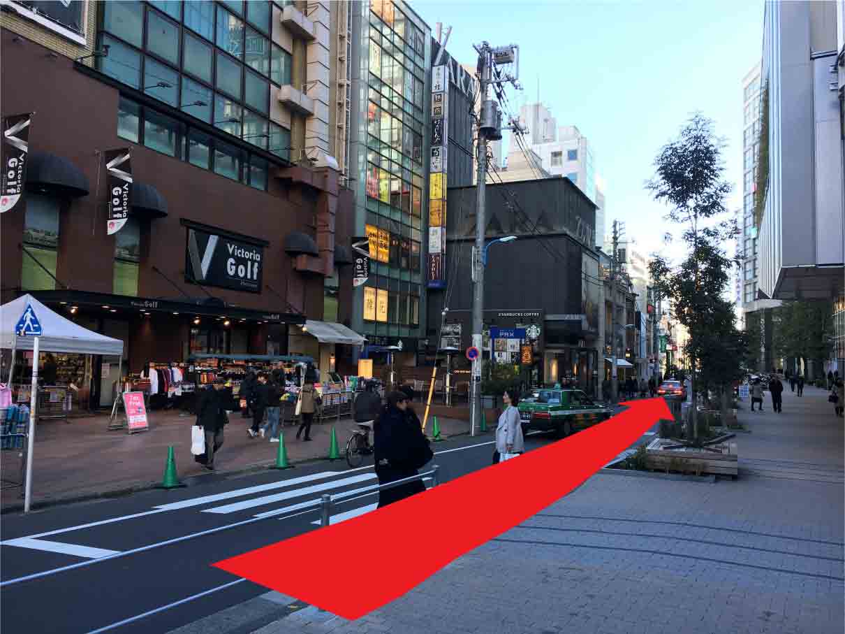 道路沿いをサンマルクカフェの方向に進みます