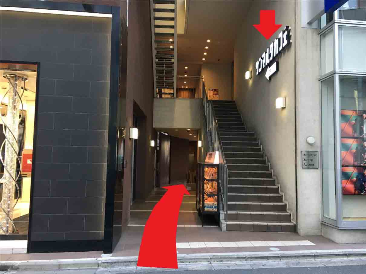 階段は登らずに1Fの通路を進みます