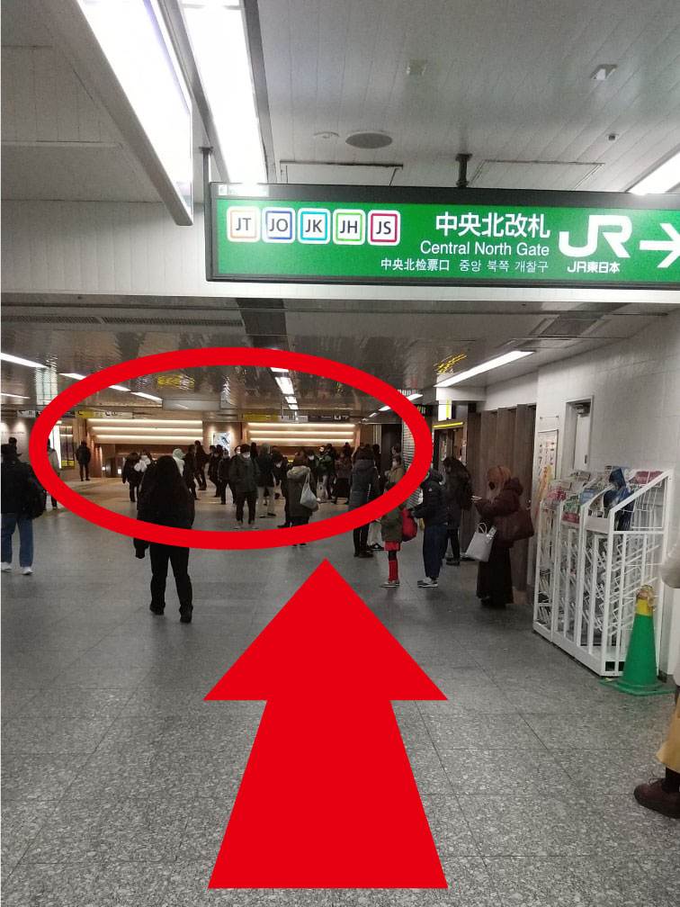 左手にエスカレータ、右手に階段があります